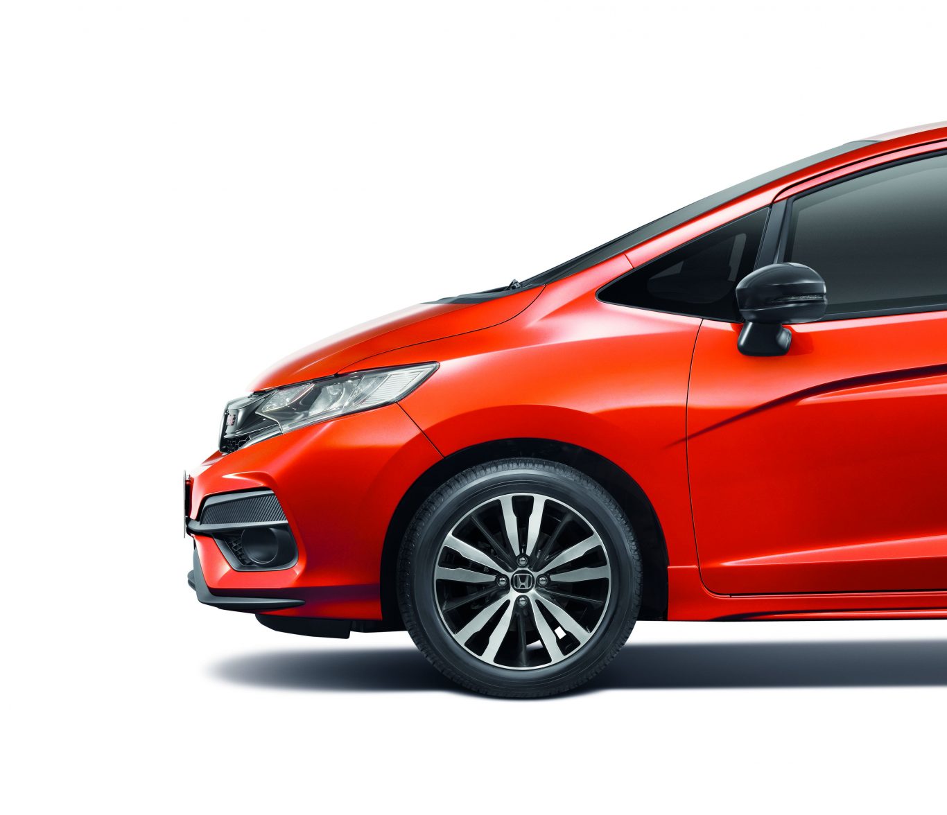 đèn sương mù dạng cầu nằm sâu trong khe với lưới tổ ong giả hút gió và đèn báo rẽ tích hợp ở gương chiếu hậu đèn sương mù dạng cầu nằm sâu trong khe với lưới tổ ong giả hút gió và đèn báo rẽ tích hợp ở gương chiếu hậu