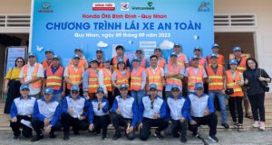 Hình ảnh học viên và hướng dẫn viên lái xe an toàn tham gia sự kiện lái xe an toàn